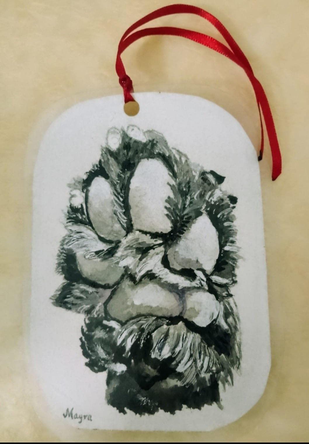 Ilustración en acuarela de una huella sobre una pieza colgante