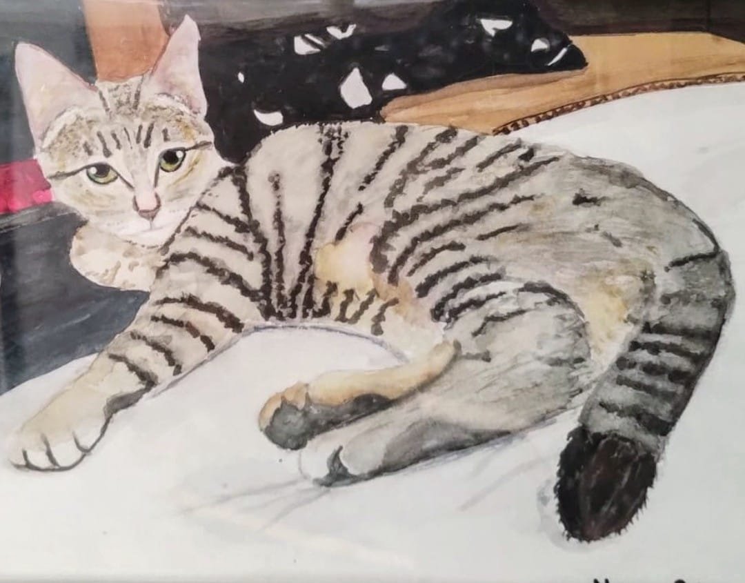 Retrato en acuarela de un gato atigrado descansando